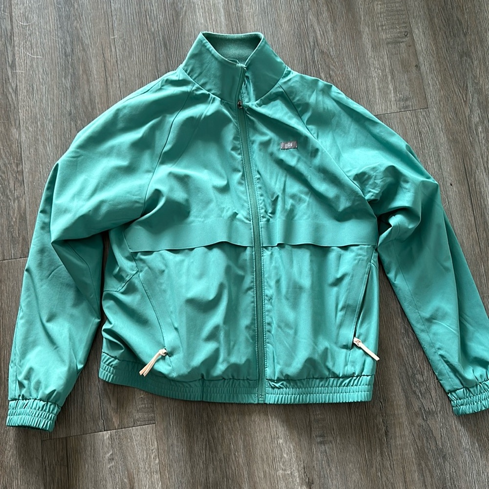 Figs XS Sydney scrub jacket green with pink zipper detail